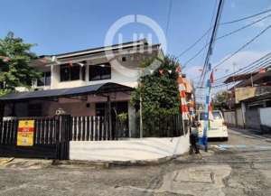 Rumah dengan Halaman Luas di Permata Biru, Kelapa Gading, Jakarta Utara lokasi di kelapa-gading, tersedia melalui melalui situs Lamudi