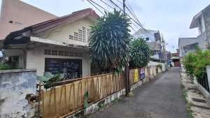 Rumah di Tebet cocok utk kosan Hanya Tinggal Renovasi lokasi di Jatinegara, tersedia melalui melalui situs Olx