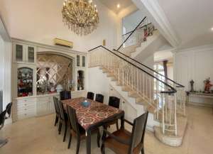 RUMAH HOEK SUPER MEWAH DI FOUNTAINEBLUE GOLF RESIDENCE BSD. DESIGN CANTIK OLEH ARSITEK PERANCIS lokasi di serpong-utara, tersedia melalui melalui situs Lamudi