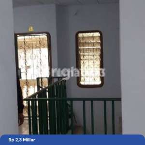 Rumah lama 212lantai,lb 150m2,shm,jalan 2 mobil,garasi 1mobil,selangkah pasar dan mall , tersedia melalui melalui situs Rumah123