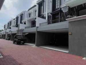 Rumah mewah 3 lt 3M dekat tol bambu apus jakarta timur lokasi di Cipayung, tersedia melalui melalui situs Olx