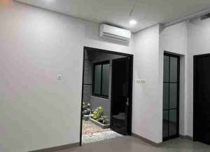 rumah mewah 50 meter ke jln raya Condet Jakarta timur lokasi di bale-kambang, tersedia melalui melalui situs Lamudi