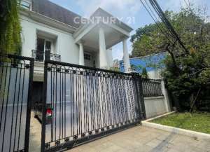 Rumah Mewah Daerah Prime Kebayoran Baru Siap Huni lokasi di ",
          price: `920000000`,
          currency: `IDR`
    };


    let pageData = {
        viewPhoneModalField: , tersedia melalui melalui situs Lamudi