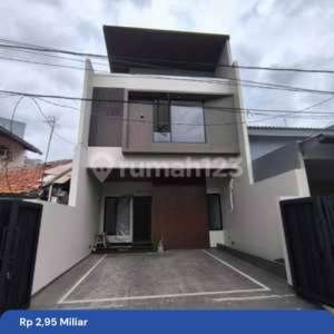 Rumah Mewah Dekat Al Azhar Dan Lrt Rawamangun , tersedia melalui melalui situs Rumah123