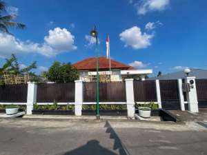 RUMAH MEWAH DENGAN KOLAM RENANG AKSES MUDAH DI JL KALIURANG lokasi di Ngaglik, tersedia melalui melalui situs Olx