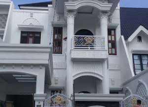 Rumah Mewah Di Inti KotaHanya 4 Unit dekat Ucok Durian, Darussalam, Al Jihad, dan Bolu Napoleon lokasi di medan-baru, tersedia melalui melalui situs Lamudi