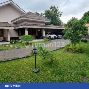 Rumah mewah fasilitas kolam renang di kota Cirebon , tersedia melalui melalui situs Rumah123