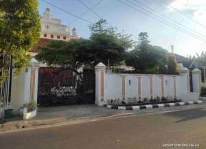 Rumah Mewah Luas di Jalan Utama Banyuanyar Solo Kota lokasi di ",
          price: `0`,
          currency: `IDR`
    };


    let pageData = {
        viewPhoneModalField: , tersedia melalui melalui situs Lamudi