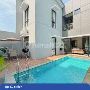 Rumah Mewah Punya Kolam RenangPool6 Kamar di Cluster Grand Wisata , tersedia melalui melalui situs Rumah123