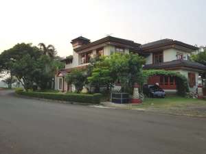 Rumah Mewah Tepi Kedaton Golf di Suvarna Sutera Estate Tangerang lokasi di Sindang Jaya, tersedia melalui melalui situs Olx