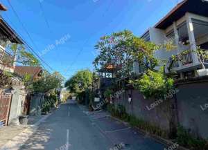 Rumah Modern semi villa di Jantung SanurJalan Tunggak BinginDetail PropertiLuas tanah 300 m dan bangunan 350 m, dengan akses jalan 5 meter, rumah ini siap memberikan ruang hidup yang lega dan privat.Dilengkapi dengan4 kamar tidur ber-ACwater heater4 kamar mandi1 toilet tamuRuang keluarga dan ruang tamu menghadap kolam renangDapurruang makan dengan view poolRuang kerja pribadi dan ruang pakaianArea cucigudang penyimpananGarasi untuk 2 mobilcarportspace 4 motorKolam renang pribadi 3,5 m6,5 mKamar tidur lantai 2 dengan balkon pribadiFasilitas tambahanInternet Biznet 150 MbpsTV Berlangganan IndovisionPAM 2 unitListrik 3.500 watt2.200 wattLokasi StrategisBerada di kawasan paling dicari di Sanur, rumah ini hanya beberapa menit dariPantai Mertasari dan Jogging Track Sanur KauhPasar Intaran SanurRS Bali MandaraBali International HospitalBandara Ngurah Rai 15 menitHarga PenawaranRp 6,5 Miliar lokasi di denpasar-selatan, tersedia melalui melalui situs Lamudi