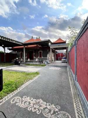 RUMAH MURAH 3,5 ARE CEKOMARIA HALAMAN LUAS GARASI 12 MOBIL lokasi di Denpasar Barat, tersedia melalui melalui situs Olx