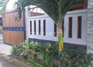 Rumah rapi di komplek perumahan Klayan lokasi di ",
          price: `375000000`,
          currency: `IDR`
    };


    let pageData = {
        viewPhoneModalField: , tersedia melalui melalui situs Lamudi