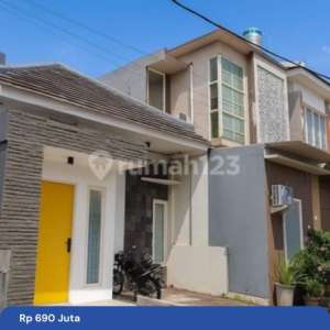 Rumah Rungkut Barata STRATEGIS, SIAP HUNI, CARPORT , tersedia melalui melalui situs Rumah123