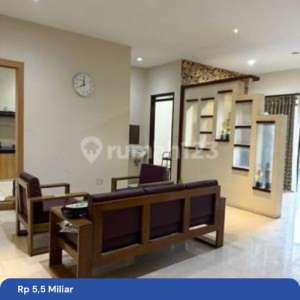 Rumah Siap Huni 3 Lantai di Singgasana Pradana , tersedia melalui melalui situs Rumah123