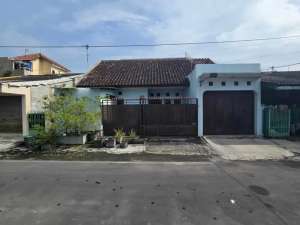 Rumah siap pakai di perumahan fajar indah baturan colomadu solo lokasi di Jajar, tersedia melalui melalui situs Olx