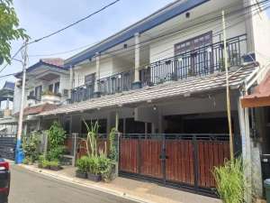 Rumah Tenang Siap Huni Di Rawamangun 2 Lantai Asri lokasi di Pulo Gadung, tersedia melalui melalui situs Olx