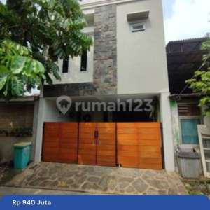 Rumah Terawat 2 Lt di Bekasi 6 menit ke RS EMC Pekayon Dibantu KPR J28205 , tersedia melalui melalui situs Rumah123