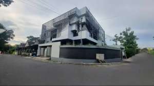 SEGERA SIAP HUNI ,DIRANCANG ARSITEK Rmh dgn ROOF SWIMMING POOL lokasi di Ngaglik, tersedia melalui melalui situs Olx