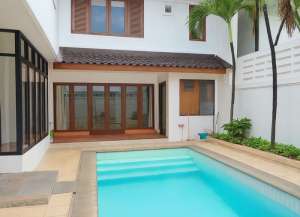 Sewa Rumah Eksklusif di Pejaten Dekat Pejaten VillageAISKolam Renang Pribadi lokasi di pasar-minggu, tersedia melalui melalui situs Lamudi