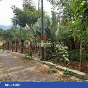 Tanah Plus Rumah Mungil Di Atasnya , tersedia melalui melalui situs Rumah123