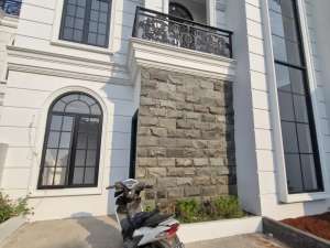 TERLARIS DI CIBUBUR PERUMAHAN EROPA KLASIK PINGGIR JALAN BESAR lokasi di Cariu, tersedia melalui melalui situs Olx