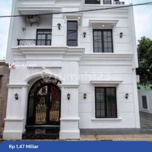 Townhouse mewah 2 lantai konsep american classic dengan attic room di lokasi strategis , tersedia melalui melalui situs Rumah123