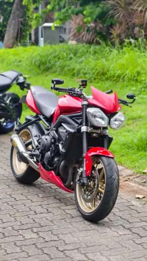 Jual bekas Triumph street triple 675 tahun 2012, modif hedon, mantab, siap gas,lokasi di Banyumas