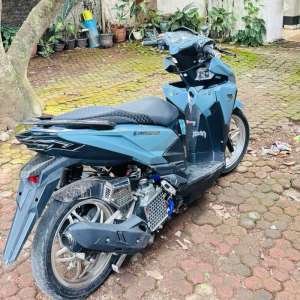 Jual bekas vario led old 150 2017, shcok ktc, piringan galfer, velg vnd, kaliper rcb, biled aes turbo,lokasi di Kab. Bekasi