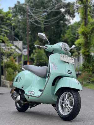 Jual bekas Vespa gts 150 2023 keyless km 5rbgts150 gts gt gtv gts 300 gts300,lokasi di Kembangan