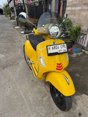 Jual bekas Vespa GTS 155 CC Yellow 2023 Pemakaian Awal 2024 KM 1000 an Original,lokasi di Demak