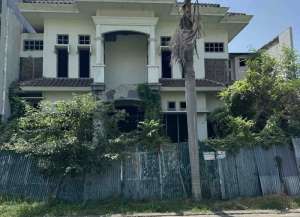 Villa Bukit Regency 2 pakuwon indah Pakuwon Mall lokasi di babatan, tersedia melalui melalui situs Lamudi