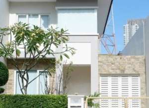 villa valensia bagus sudah renov siap huni lokasi di babatan, tersedia melalui melalui situs Lamudi