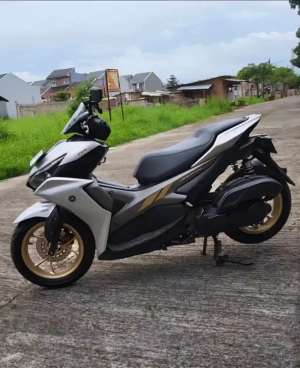 Jual bekas YAMAHA AEROX 2022 ABS Silver Prestige Special edition,lokasi di Rancasari