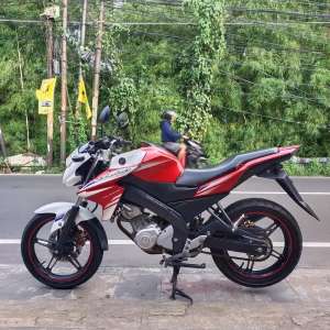 Jual bekas Yamaha Vixion KS 150 2014 merah putih Bagus lengkap mesin Cakep,lokasi di Cinere