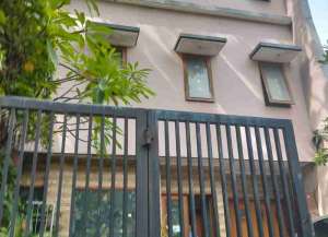 Dijual rumah dan kost di Tanah Abang Jakarta Pusat lokasi di ",
          price: `30000000000`,
          currency: `IDR`
    };


    let pageData = {
        viewPhoneModalField: , tersedia melalui melalui situs Lamudi