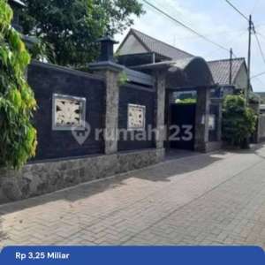 Rumah Besar halaman luas di Jalan Kaliurang km8 Ngaglik Sleman , tersedia melalui melalui situs Rumah123