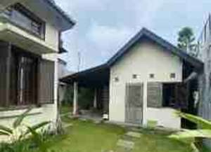 Rumah Nuansa Heritage Di Kotabaru Cocok Untuk Resto, Cafe dll lokasi di ",
          price: `250000000`,
          currency: `IDR`
    };


    let pageData = {
        viewPhoneModalField: , tersedia melalui melalui situs Lamudi