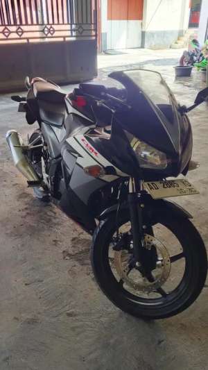 Jual bekas Cbr150 k45 2015 murah,lokasi di Tasikmadu