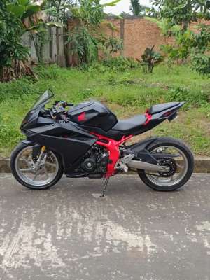 Jual bekas cbr250rr hitam doff tahun 2021,lokasi di Sukarami