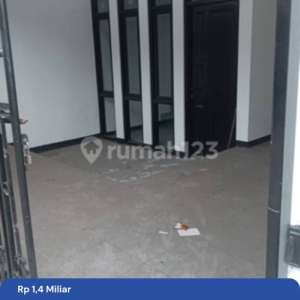 Di Jual Rumah 2 lantai lokasi dekat Borma Cikutra , tersedia melalui melalui situs Rumah123