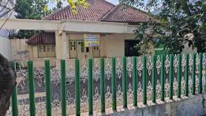 Di jual rumah besar, pinggir jalan besar. Mudah dijangkau guys . , tersedia melalui melalui situs Olx
