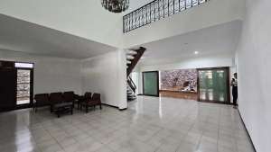 Di jual rumah bisa untuk usaha lokasi strategis dekat restoran central dan dekat dapur coklat Tomang jak-bar , tersedia melalui melalui situs Olx