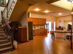 Diijual rumah gandeng 2kavling di jalan Letjen S. Parman Jakarta Barat , tersedia melalui melalui situs Olx