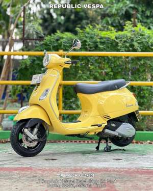 Jual bekas Dijual Cepat Piaggio Vespa LX 125 IGET TH 2017 warna Kuning VERY GOOD CONDITION.,lokasi di Jl. Kelapa sawit raya no. 5