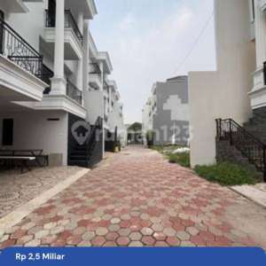 Dijual Cepat Rumah Mewah Baru Dalam Cluster , tersedia melalui melalui situs Rumah123