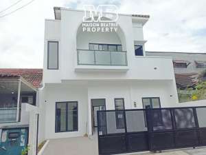 DIJUAL RUMAH MEWAH CANTIK SIAP HUNI LOKASI STRATEGIS DI KENCANA LOKA BSD lokasi di Serpong, tersedia melalui melalui situs Olx