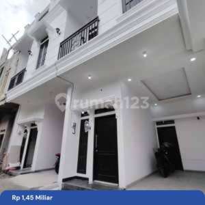 Dijual Rumah Tiga Lantai Rooftop Cluster , tersedia melalui melalui situs Rumah123