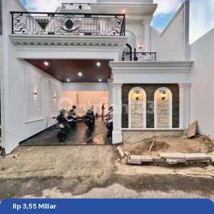 Dijual Rumah Tiga Lantai Rooftop Non Cluster , tersedia melalui melalui situs Rumah123