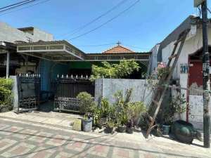 Dijual via lelang rumah di sawahan lokasi strategis dan komersial area , tersedia melalui melalui situs Olx